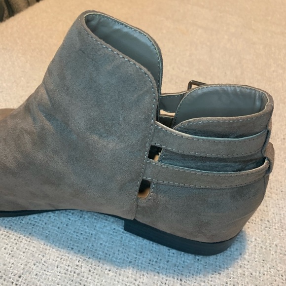 Forever 21 Size 9 Grey Suede Buckle Booties - Picture 4 of 7